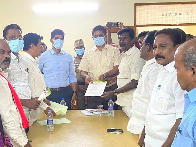 வேட்பாளர் மாயம்; திமுக-வினர் மீது அதிமுக-வினர் போலீஸில் புகார்! - என்ன நடக்கிறது வேலூரில்?