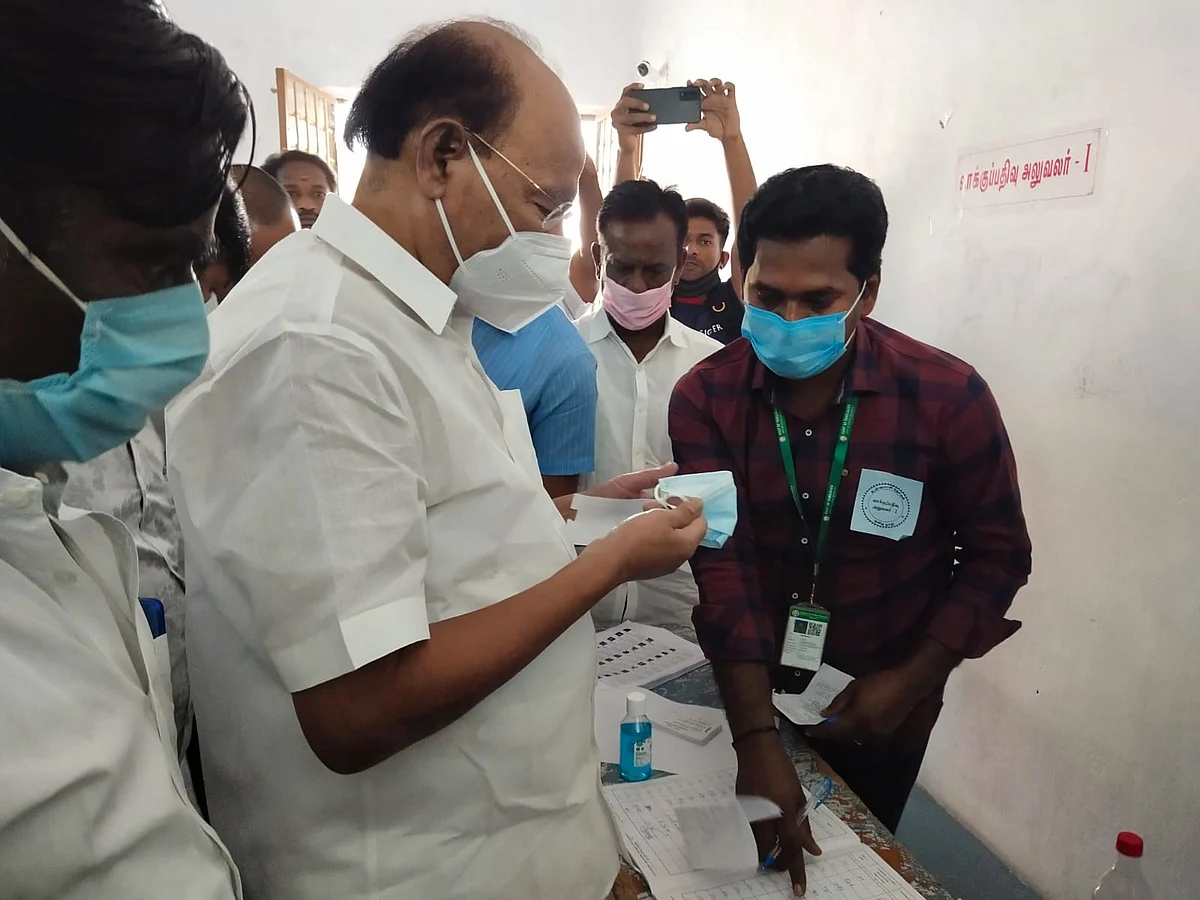 வாக்குச்சாவடியில் பா.ம.க நிறுவனர் மருத்துவர் ராமதாஸ்