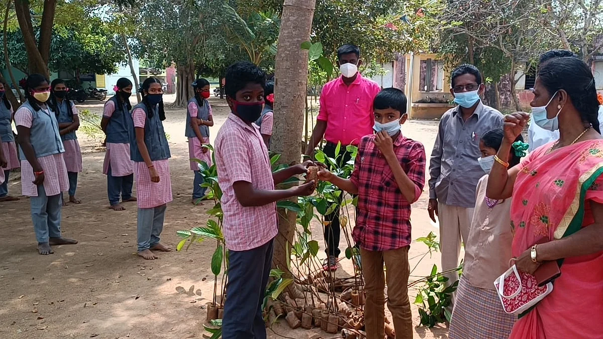 பள்ளி மாணவன்
