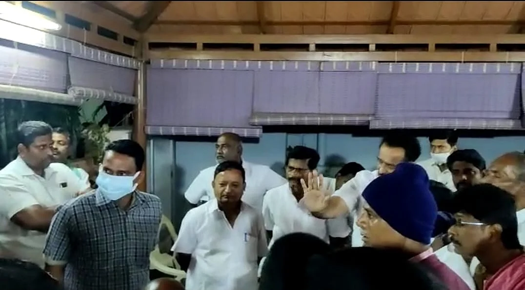 வாக்குவாதம் செய்யும் எம்.ஆர்.விஜயபாஸ்கர்
