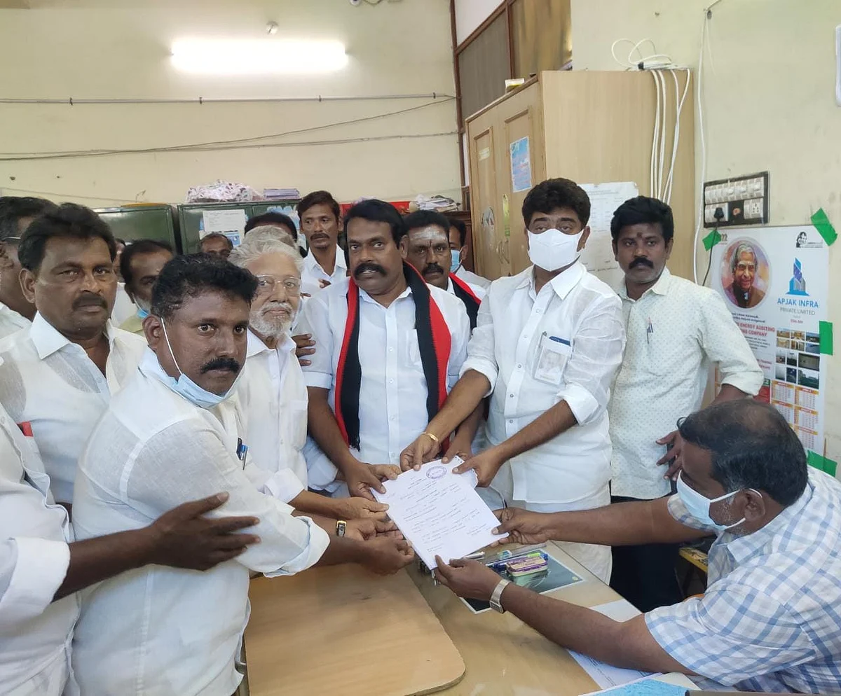 மாவட்டச் செயலாளருடன் நாசர்கான் வேட்பு மனு