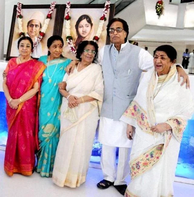 லதா மங்கேஷ்கர் தனது சகோதர, சகோதரிகளுடன்
