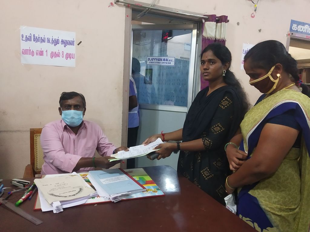 வேட்புமனு தாக்கல் செய்த இளம்பெண்