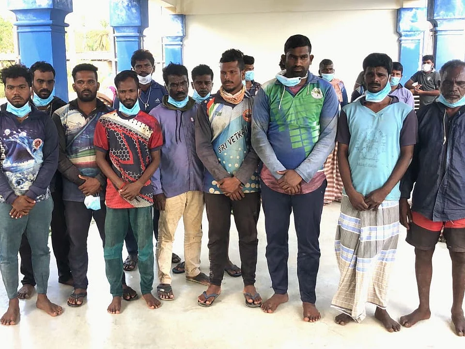 21 மீனவர்கள், 2 விசைப்படகுகள் இலங்கை கடற்படையால் சிறைப்பிடிப்பு! - கொந்தளிக்கும் நாகை மீனவர்கள்
