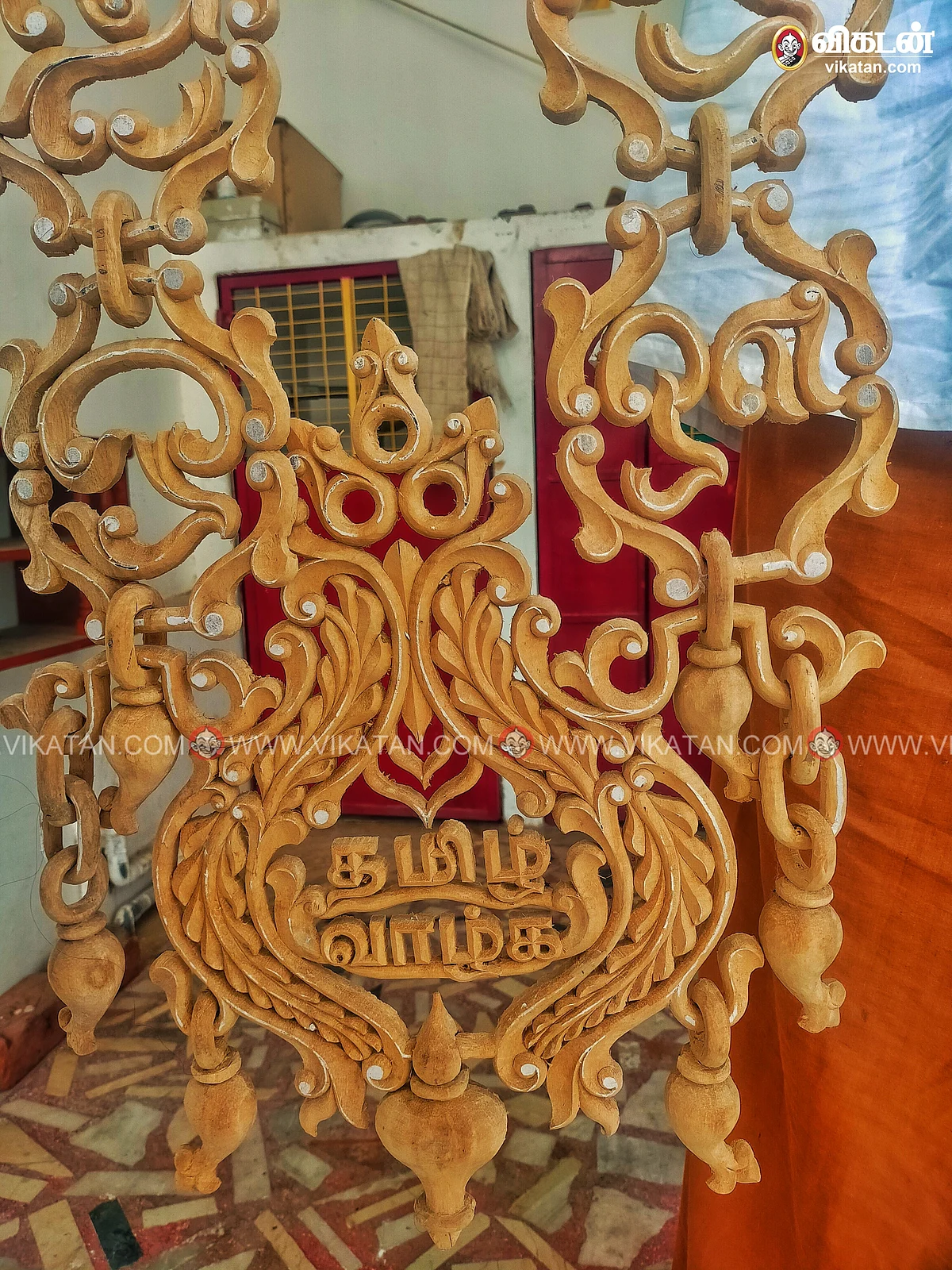 தமிழ் எழுத்துகள் கொண்ட மரமாலை