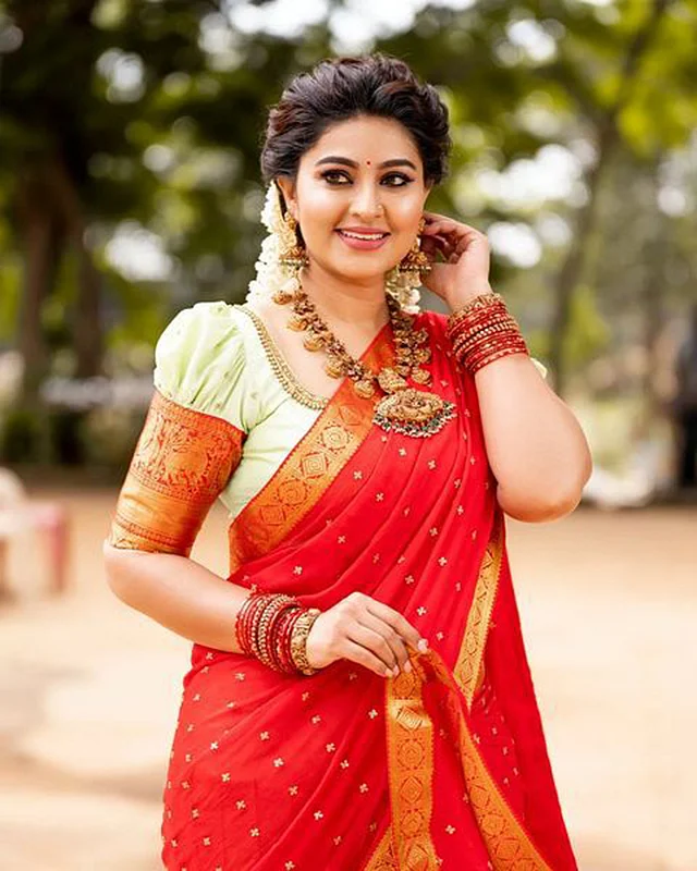 realactress_sneha: தங்க ஆபரணம் ஒன்றும் தேவையில்லை, இந்த புன்னகை போதாதா..!