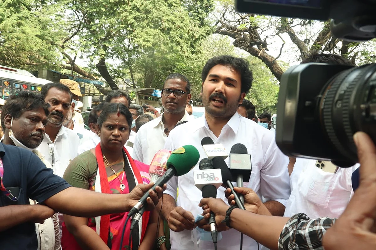 போராட்டத்தில் அ.தி.மு.க-வினர்