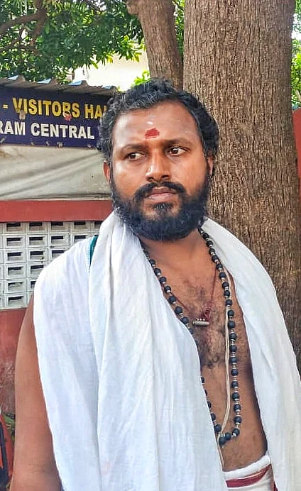 ஜெயசீலாவை திருச்சிற்றம்பல மேடைக்கு அழைத்துச் சென்ற தர்ஷன் தீட்சிதர்
