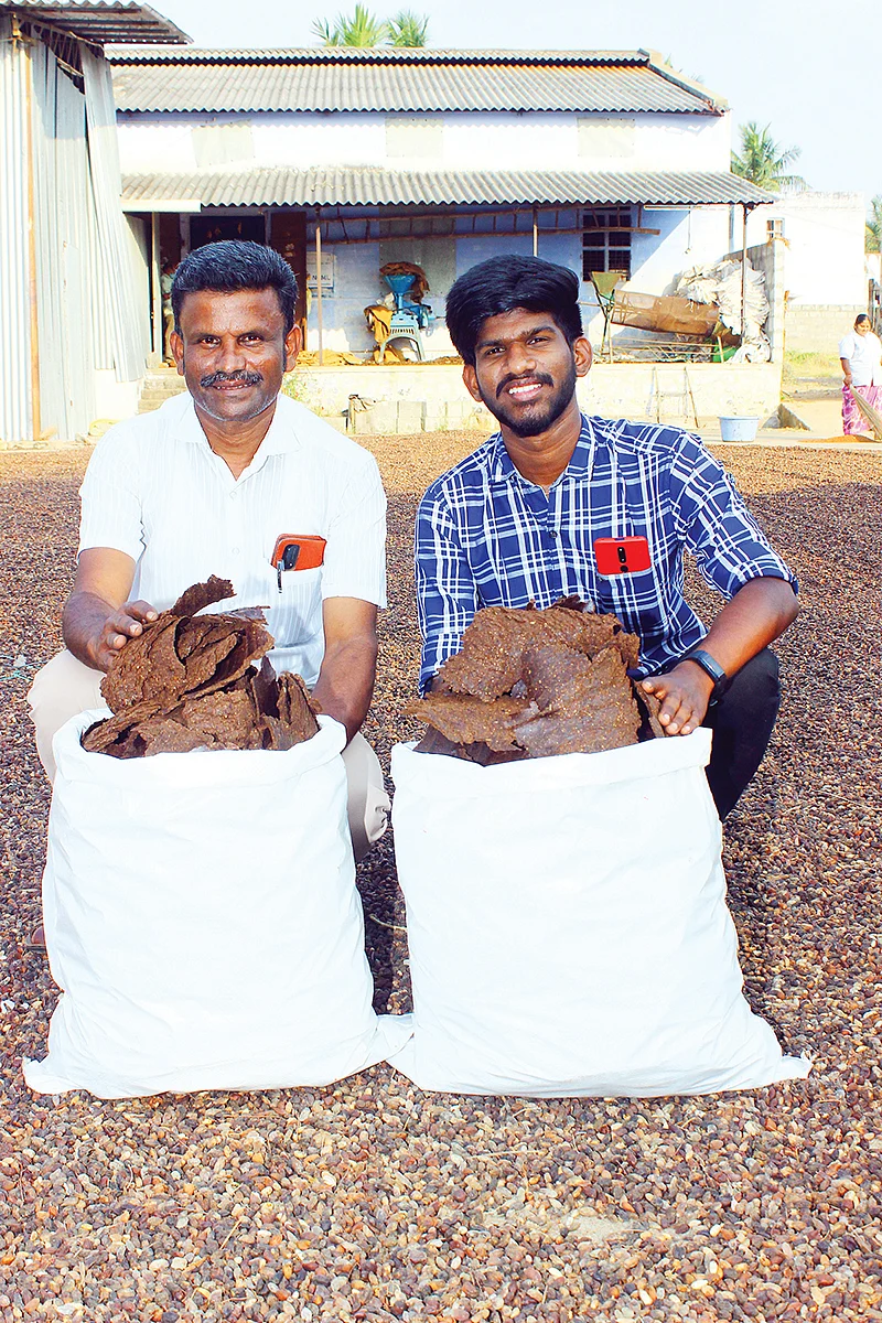 மகன் ராஜூ விக்னேஷுடன்