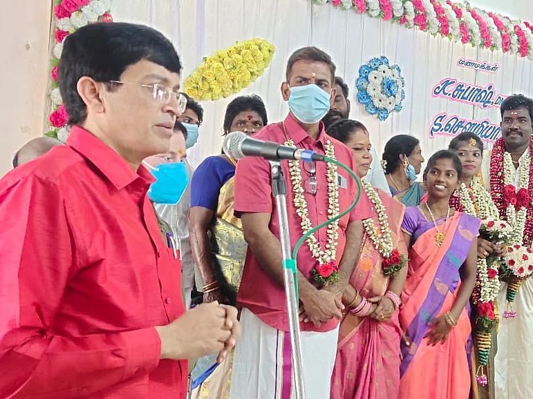 ``மனிதநேயம் மட்டும்தான் நிலைத்து நிற்கிறது!" - சௌமியா திருமணத்தில் ராதாகிருஷ்ணன் நெகிழ்ச்சி
