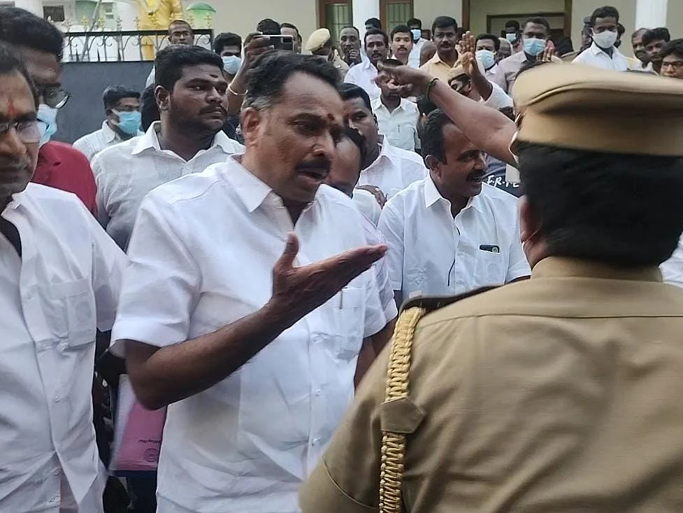 ``கரூர் எஸ்.பி., திமுக மாவட்டச் செயலாளர்போல் செயல்படுகிறார்!" - குற்றம்சாட்டிய எம்.ஆர்.விஜயபாஸ்கர்