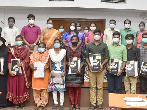 ``நாங்களும் இனி மருத்துவர்; நம்பமுடியலை!" - சாதித்த நாமக்கல் எளிய வீட்டுப் பிள்ளைகள்