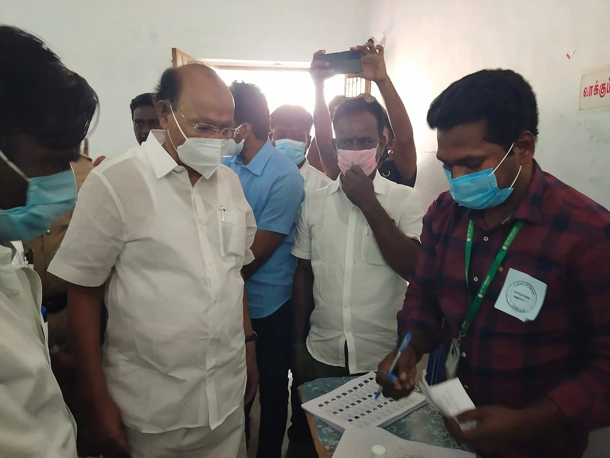 வாக்குச்சாவடியில் பா.ம.க நிறுவனர் மருத்துவர் ராமதாஸ்