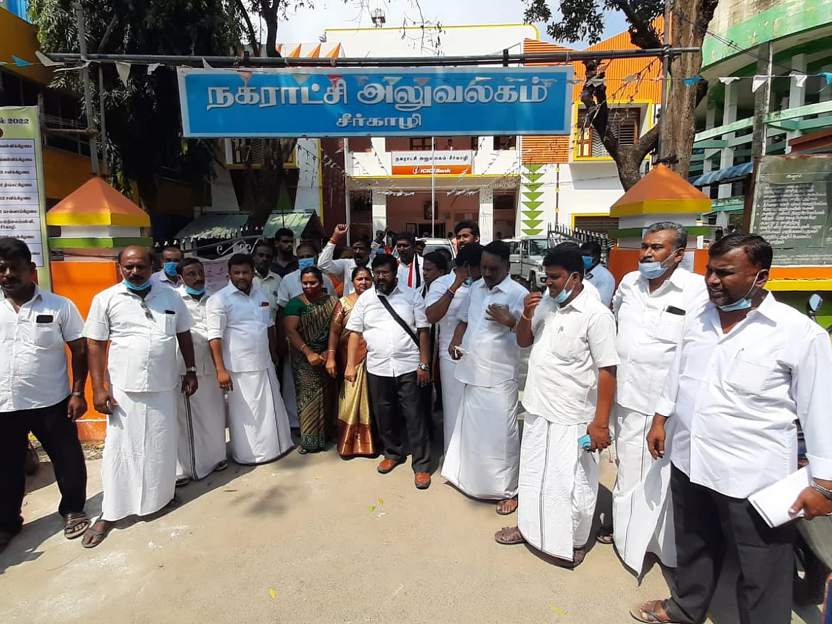 சீர்காழி தேர்தல்: நிராகரிக்கப்பட்ட வேட்புமனுக்கள்; ஆர்ப்பாட்டத்தில் ஈடுபட்ட அரசியல் கட்சியினர்!