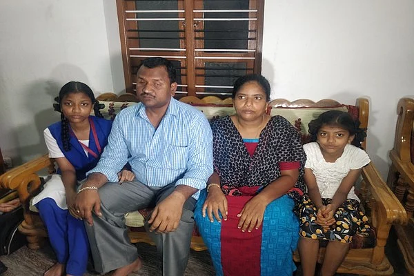 மாணவர் மனோ ஜெபதுரையின் குடும்பத்தினர்