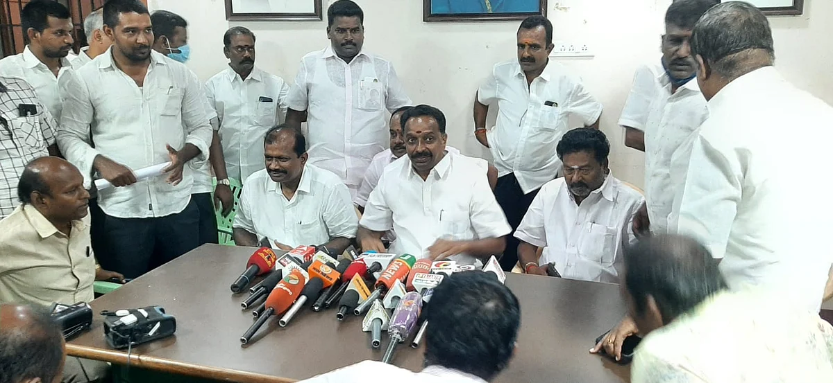 பேட்டியளிக்கும் எம்.ஆர்.விஜயபாஸ்கர்