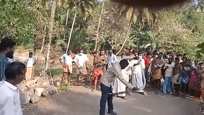 வாவா சுரேஷை கடிக்கும் பாம்பு