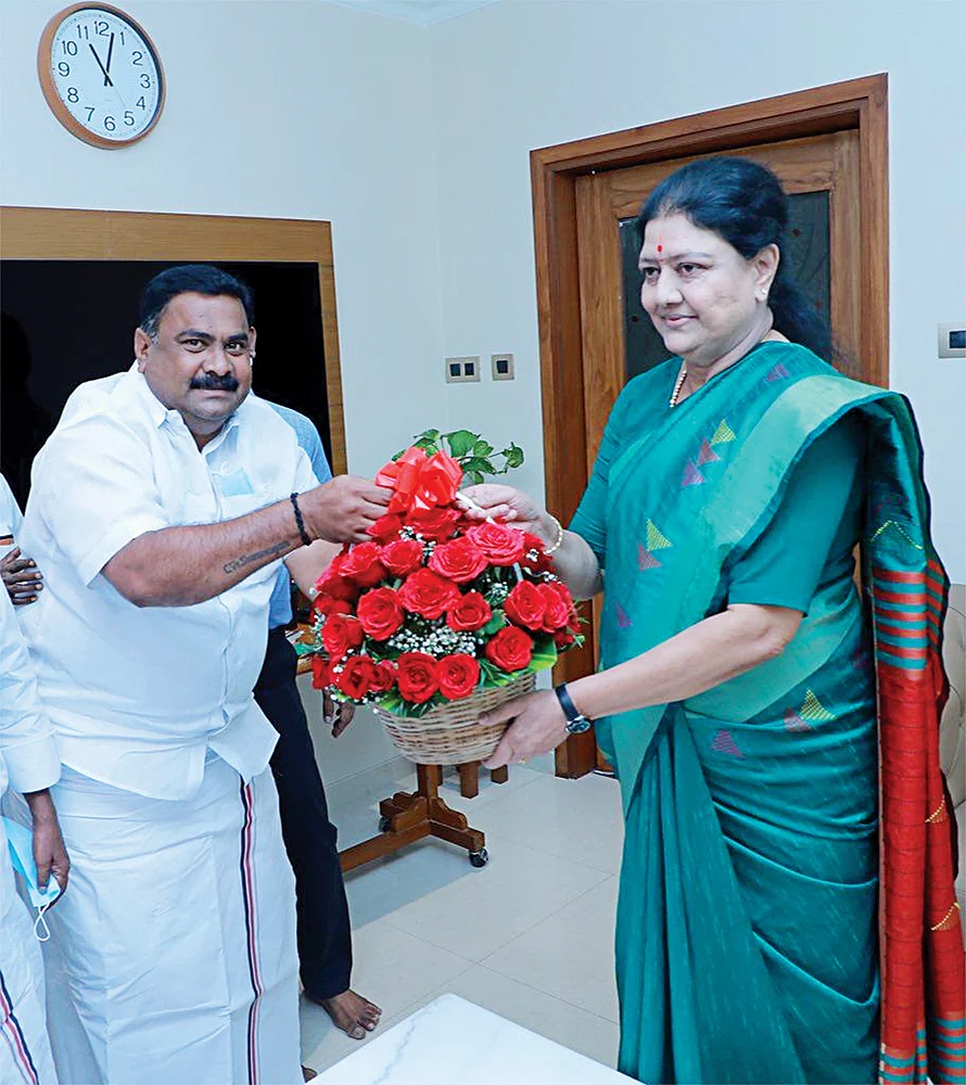 சசிகலாவுடன் முகமது ஷெரீஃப்.