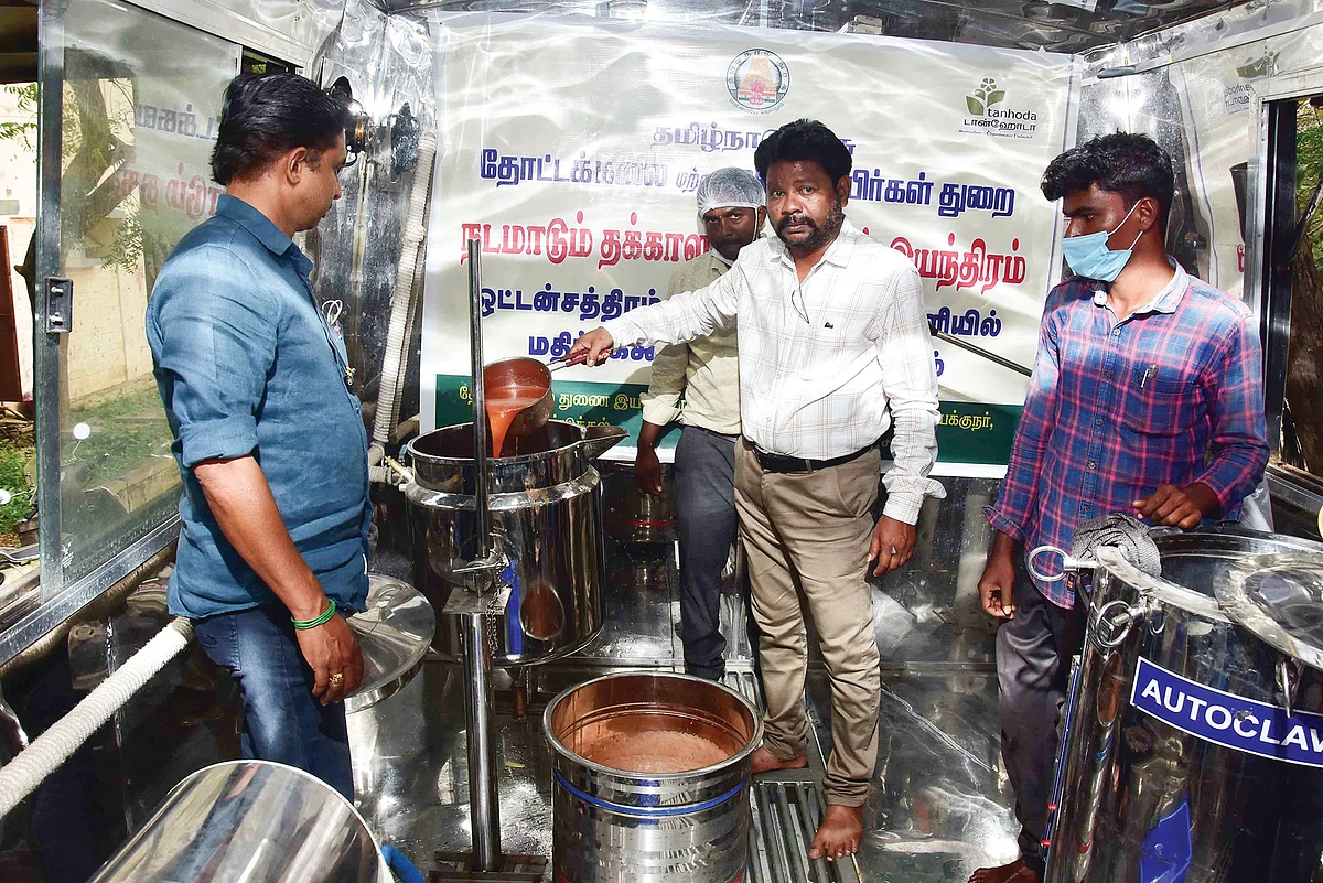 தக்காளி மதிப்புக்கூட்டும் வாகனத்தில்