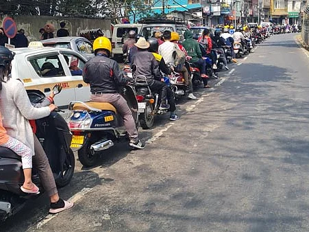`போட்டோஷாப்பா, நிஜமா?!' இந்தியாவுல இப்படிலாமா டிராஃபிக் ரூல்ஸை ஃபாலோ பண்றாங்க? வைரல் போட்டோ பின்னணி!