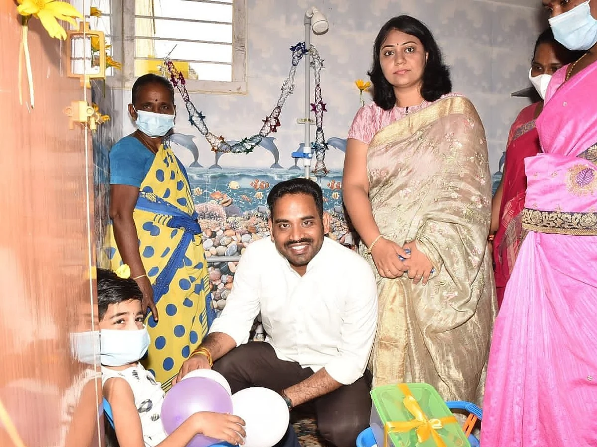 பயனாளியுடன் விருதுநகர் கலெக்டர் ஜெ.மேகநாத ரெட்டி