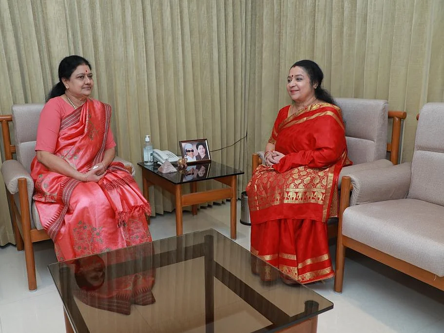 `அதிமுக -வில் வெடித்த கலகம்!'- நடிகையுடன் நடந்த சந்திப்பில் சசிகலா சூசகம்!