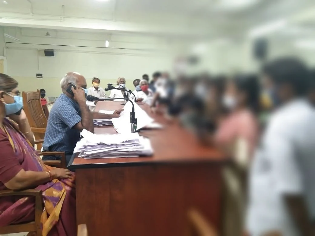 மனுகொடுக்கும் மக்கள்