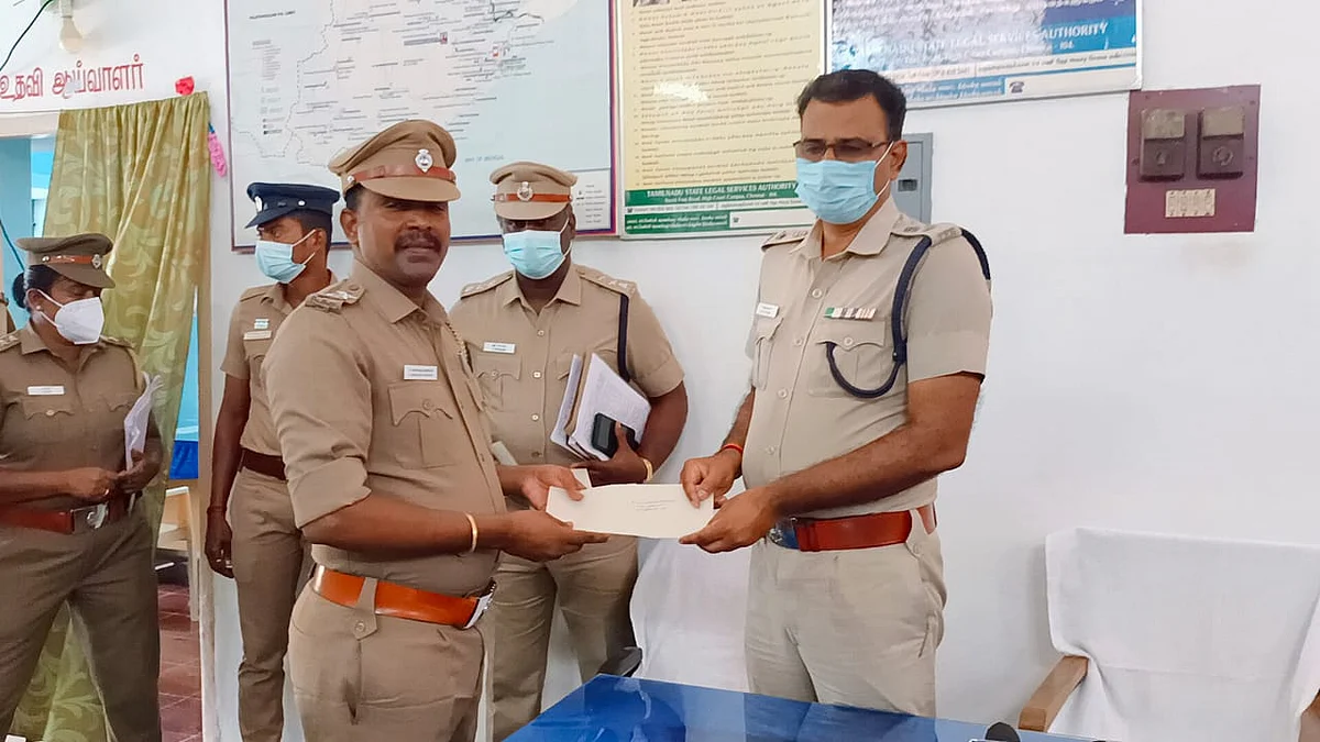 முன்னாள் மாவட்ட எஸ்.பி ஜெயக்குமாரிடம் பாராட்டுச் சான்றிதழ் பெற்ற கங்கைநாத பாண்டியன்