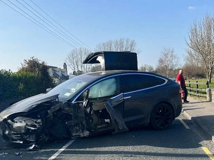 Tesla கார் விபத்து; Elon Musk -க்கு நன்றி தெரிவித்த விபத்துக்குள்ளானவர்! ஏன் தெரியுமா?