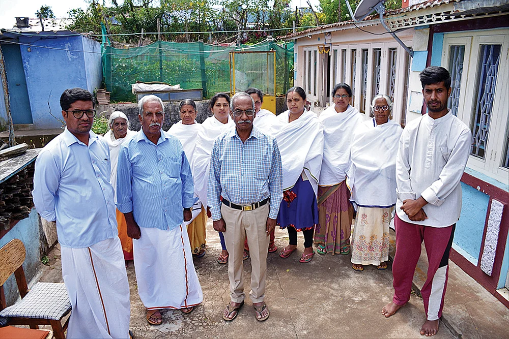 3 ஆண்டுகளாக ஊரைவிட்டு ஒதுக்கி வைக்கப்பட்டிருக்கும் 15 குடும்பங்கள்