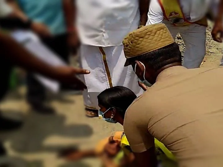 ``டாஸ்மாக் கொண்டு வராதீர்கள்" - கைக்குழந்தையுடன் காலில் விழுந்து அழுத பெண்... உறுதியளித்த ஆட்சியர்!