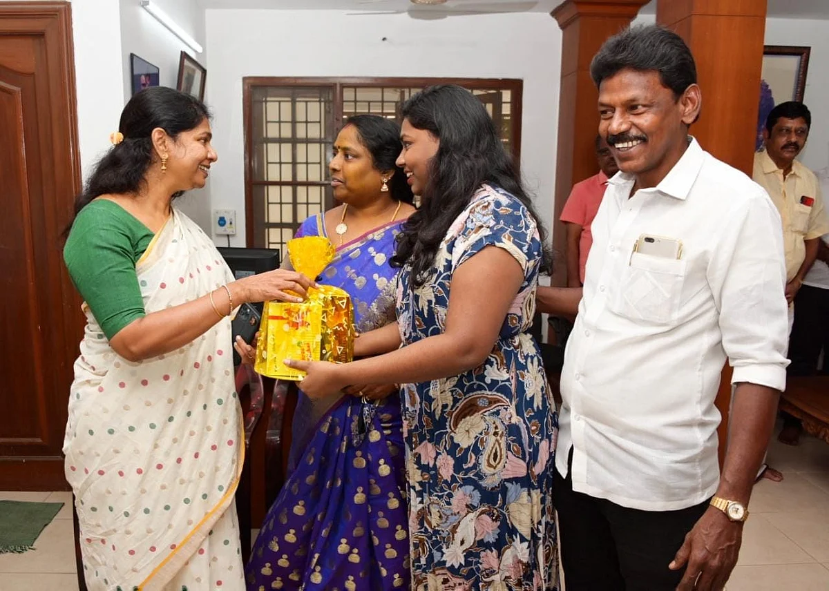 கனிமொழிக்கு நன்றி சொன்ன மாணவி