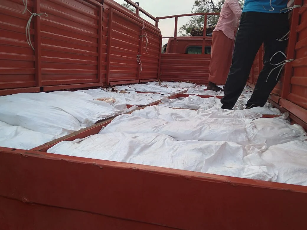 விருதுநகர்: லாரியில் ரகசியத் தளம்; 1,000 கிலோ எடையுள்ள குட்கா! - சிக்கியது எப்படி?!