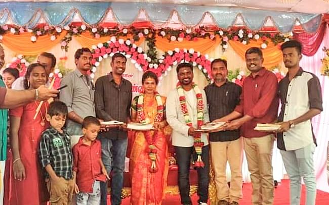 ``அந்த மொமன்ட் ரொம்பவே அழகாயிடுச்சு!" - மணமக்களுக்கு நண்பர்கள் கொடுத்த சுவாரஸ்ய பரிசு