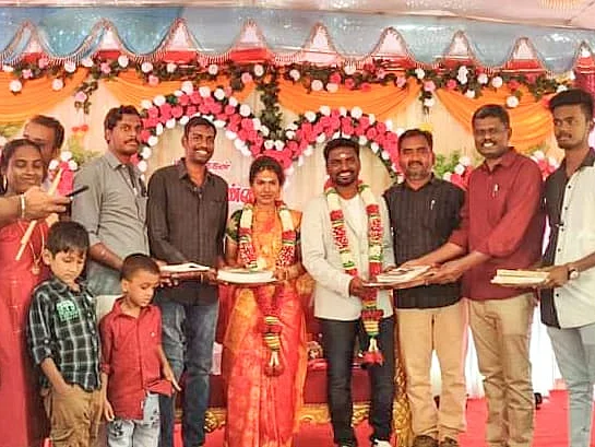 ``அந்த மொமன்ட் ரொம்பவே அழகாயிடுச்சு!" - மணமக்களுக்கு நண்பர்கள் கொடுத்த சுவாரஸ்ய பரிசு