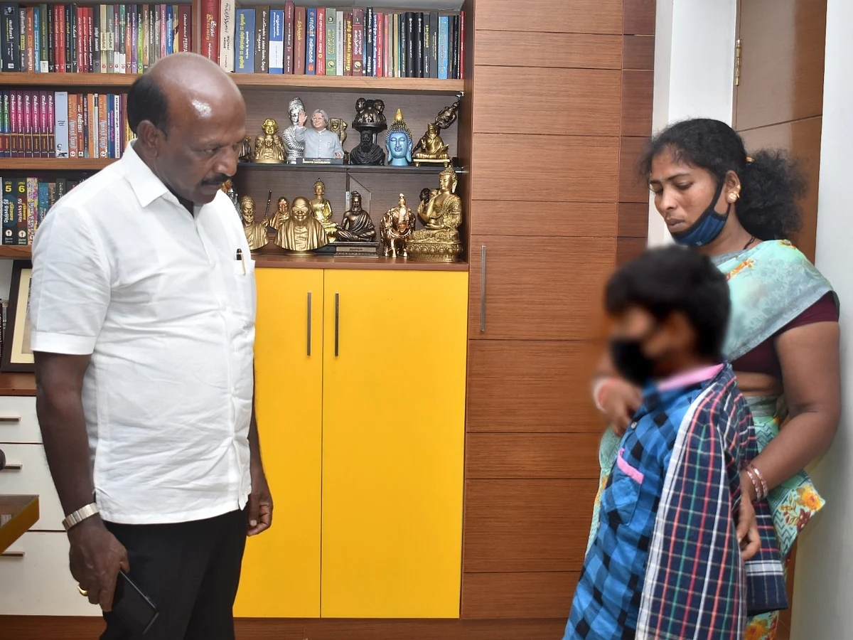 கழுத்தில் டயாலிசிஸ்; தவித்த சிறுவன், களத்திலிறங்கிய விகடன்; கைகொடுத்த அமைச்சர்!