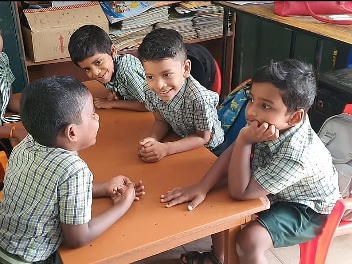 கவிமணி பள்ளியில் மாணவர்கள்