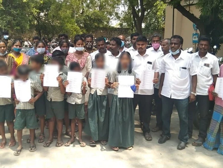 பள்ளி மாணவர்களை வைத்து கழிவறையைச் சுத்தம் செய்யும் ஆசிரியர்கள்! - ஈரோடு அதிர்ச்சி