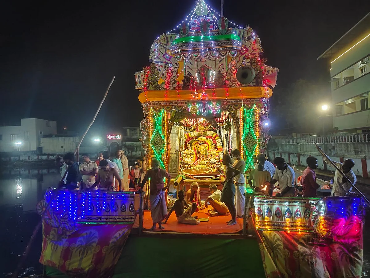 மயிலாடுதுறை: ஸ்ரீ பரிமளரங்கநாதர் ஆலயத் தெப்போற்சவம் - திரளான பக்தர்கள் வழிபாடு!