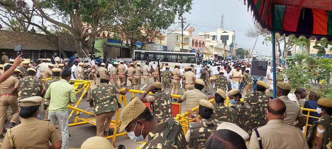 அன்னவாசல் பேரூராட்சி திமுக- போலீஸாருக்குமிடையே தள்ளுமுள்ளு