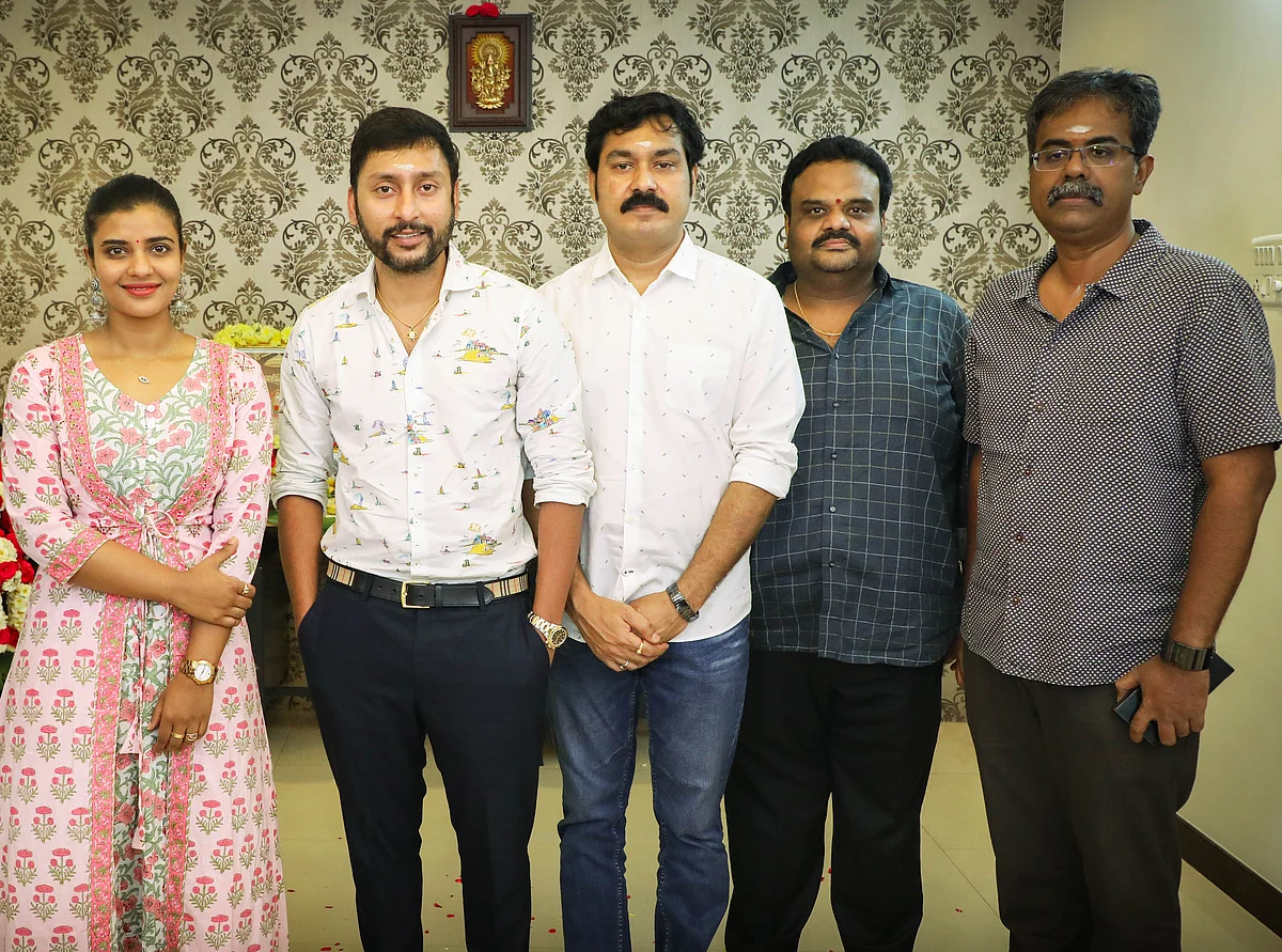 தயாரிப்பு டீமுடன் ஆர்.ஜே.பாலாஜி, ஐஸ்வர்யா ராஜேஷ்