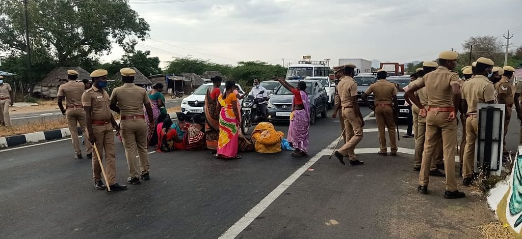 நீதி கேட்டு உறவினர்கள் சாலை மறியல்