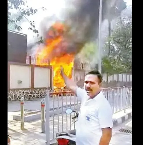 தீப்பிடித்து எரியும் ஏ.டி.எம்