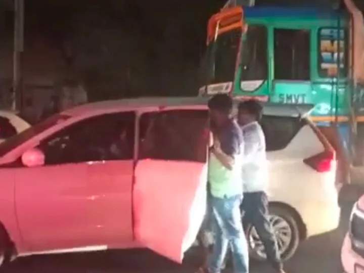 கோவை: காரில் கடத்தப்பட்ட காதல் தம்பதி! - கால்களில் விழுந்து கதறல்... மீட்ட பொதுமக்கள்