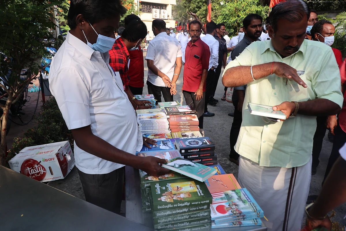 புத்தக விற்பனை
