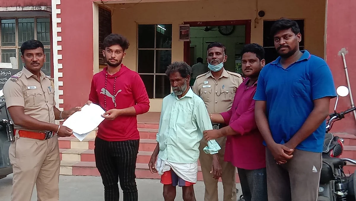 காவல்துறை மற்றும் அறக்கட்டளை குழுவினருடன் நடராஜன்