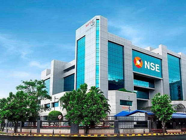 விசாரணையில் சித்ரா; கண்டுபிடிக்கப்படுவாரா `இமயமலை சாமியார்'? - NSE விவகாரத்தில் இதுவரை நடந்தது என்ன?