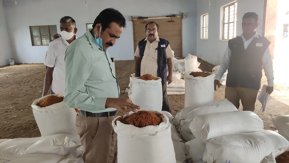 ஆய்வுசெய்யும் அதிகாரிகள்