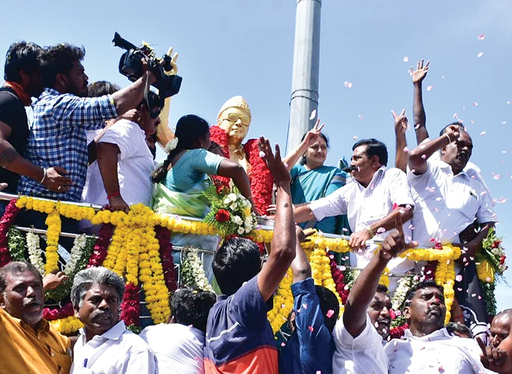 ஆன்மிகப் பயணம்... அரசியல் புஸ்வாணம்!