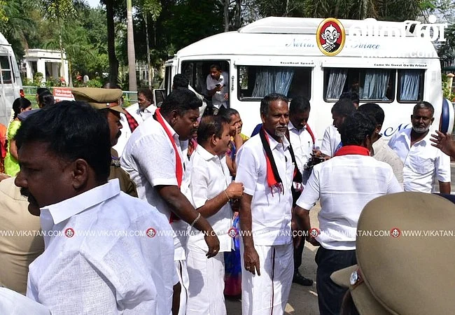 வேனில் அழைத்துச் செல்லப்பட்ட கவுன்சிலர்கள்
